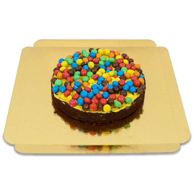 Brownie-Torte mit crispy Schokolinsen-Deko