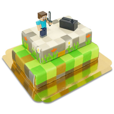 Minecraft®-Figur auf zweistöckiger Spielewelt-Torte