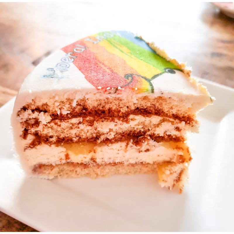 Pummeleinhorn auf Regenbogen-Torte Kuchenstück