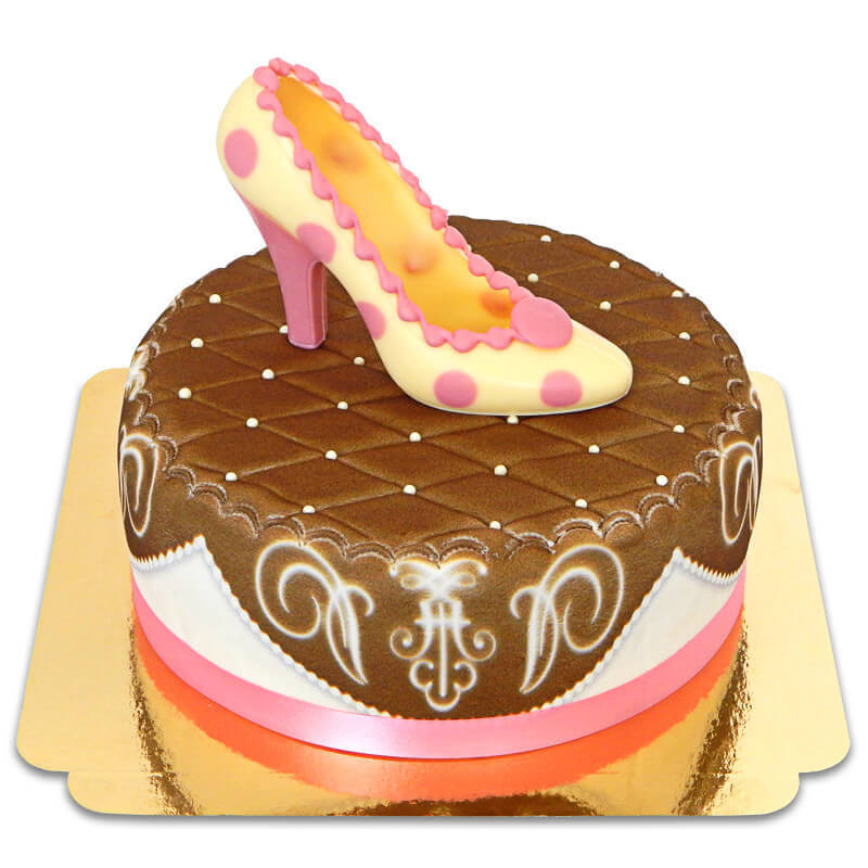 Brązowy tort deluxe z czekoladowym pantofelkiem i wstążką