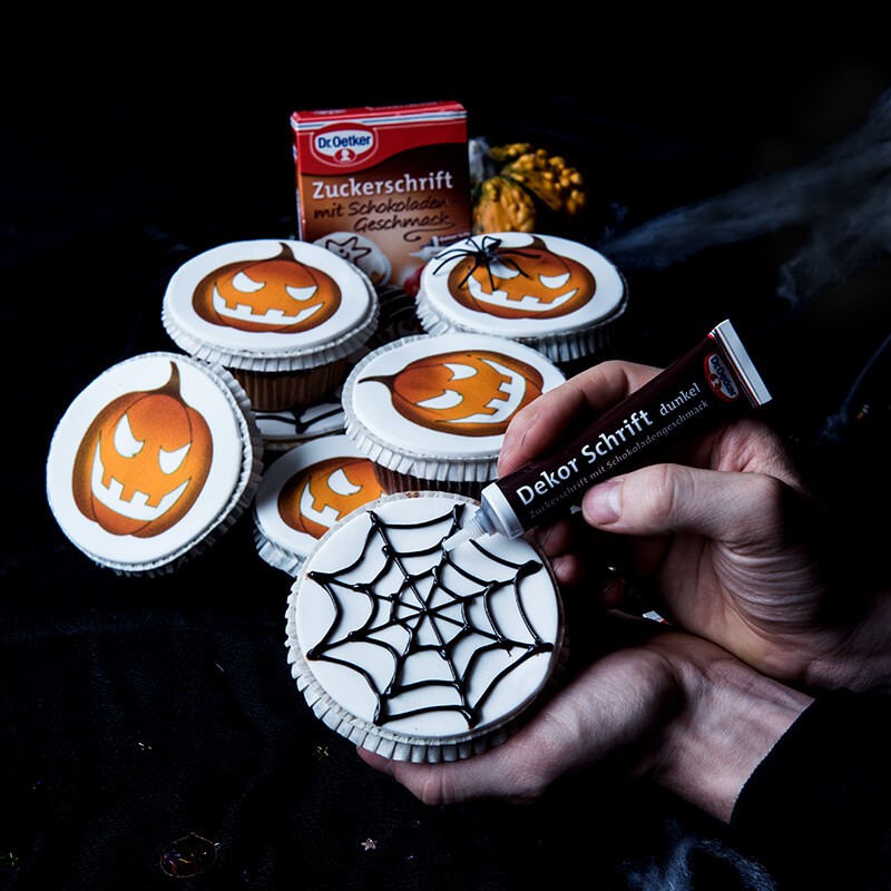 Halloween-Cupcakes mit Dr. Oetker Dekoren