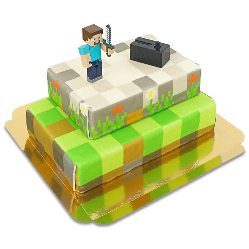 Minecraft-Figur auf zweistöckiger Spielewelt-Torte
