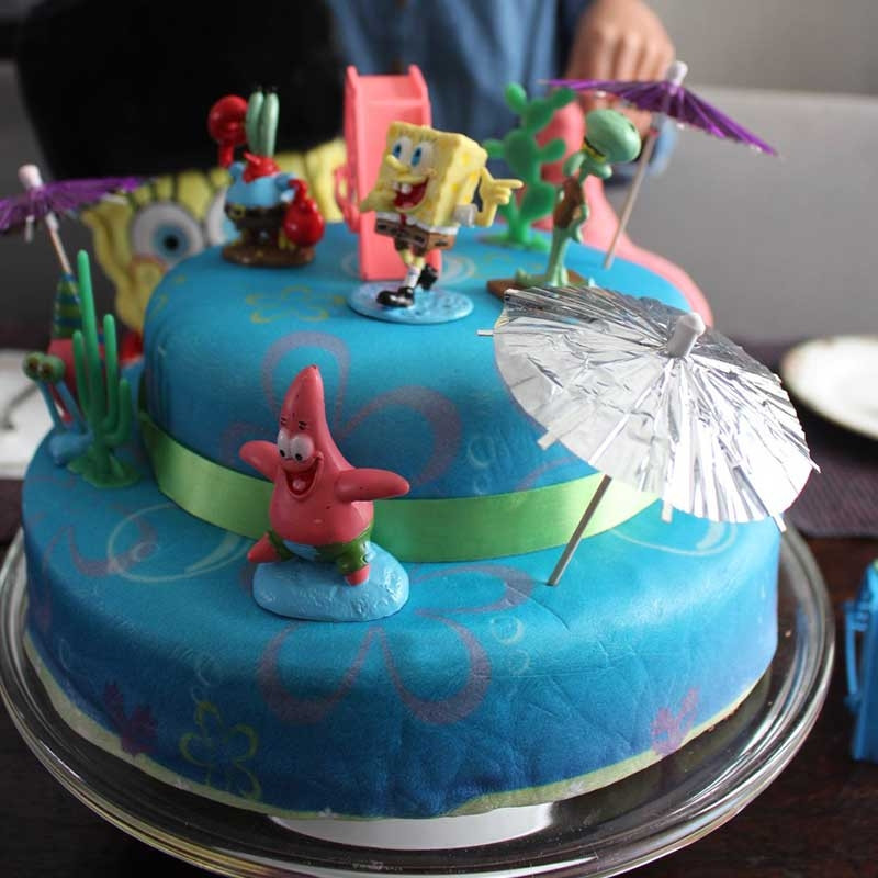 Spongebob auf zweistöckiger Meeres-Torte mit Band