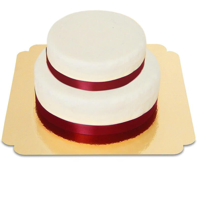 Zweistöckige weiße Torte mit Tortenband dunkelrot