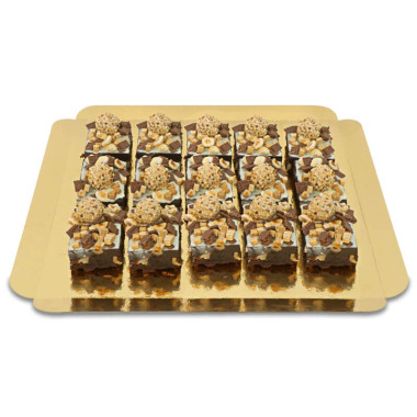 15 Brownies mit Haselnuss-Gebäckkugel-Deko