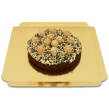 Brownie-Torte mit Haselnussgebäck-Deko