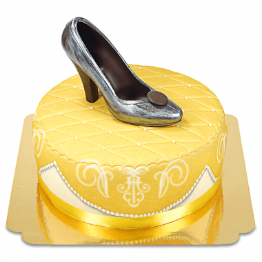 Goldene Deluxe Torte mit Schokoladen-Schuh und Band
