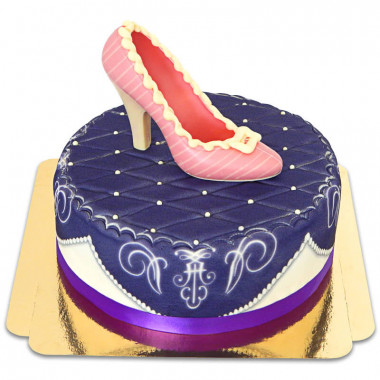 Lila Deluxe Torte mit Schokoladen-Schuh und Band