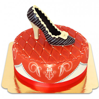 Rote Deluxe Torte mit Schokoladen-Schuh und Band